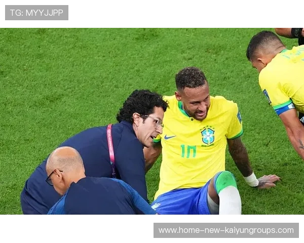 内马尔连续短传配合撕开对手侧翼